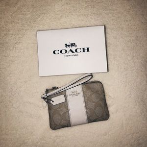 Small Wristlet In Colorblock Signature Canvas